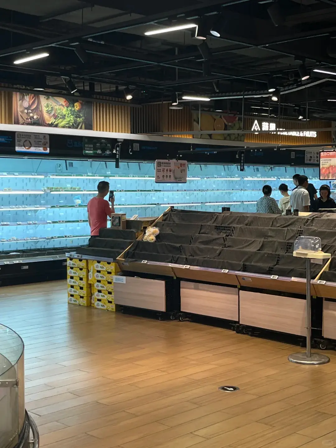 超市裡，青菜、糧油貨架分分鐘被掃空，大家手速快得像在「搶福利」，誰都不想關鍵時刻「斷糧」。（來源：鼠大廚@小紅書）