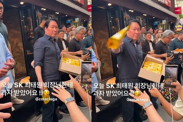 宴席散場後，黃仁勳親手將零食逐包遞給等候民眾，態度親切和藹；一旁SK會長崔泰源態度反差極大，不親手分發，直接把零食丟向人群，臉色僵硬、笑容勉強，滿是不情願，畫面透過影片完整流出。（來源：colaciaga@IG）