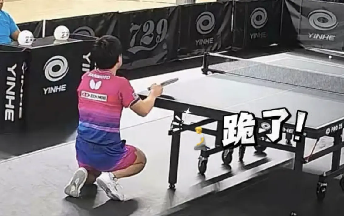 賽後片段所見，張本智和輸波之後一度跪在場上一段時間，日本隊教練以及其餘隊友未有等候他，先行離開場區，獨留他一人收拾裝備，畫面顯得冷清。(圖：網絡截圖)