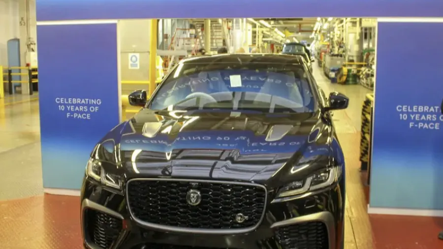 擁 90 年歷史 Jaguar 全面停產燃油車　最後一輛 F-Pace 下線 未來專注純電動車市場的封面圖片