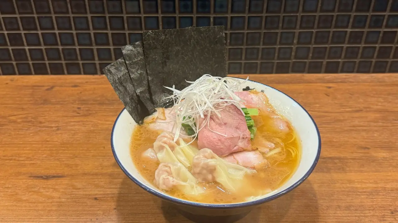東京人氣拉麵店豚骨蒼翔14年從未中斷的老湯突發異常發酵，緊急全日休業。事件意外曝光，豚骨拉麵經典臭香，竟是35億年超嗜熱古菌的發酵產物。（來源：patapataramen@X）