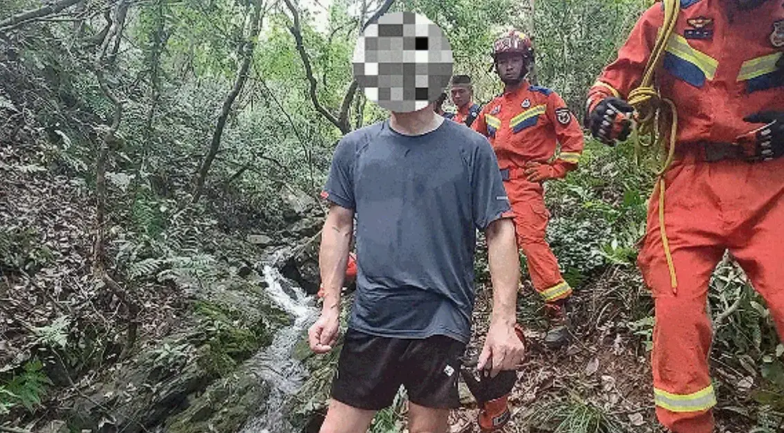中國浙江寧波一名男子登山時迷路，聽從AI路線建議後越走越偏、體力耗盡受困，報警獲救後質疑AI，未料機器人傻笑認錯，事件曝光引發網友熱議，也暴露智能工具戶外使用的短板。（來源：三湘都市報）