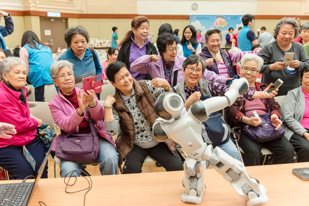香港大學護理學院的智能機械人帶領長者做體操。（政府新聞處）