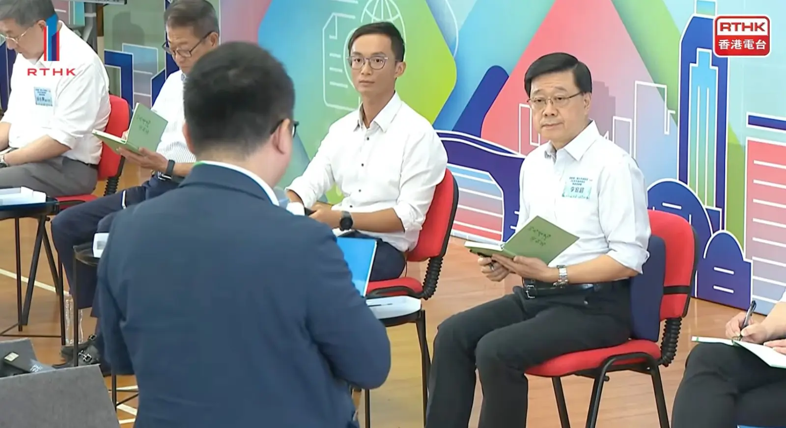 李家超在諮詢會開始前發言，提到這次首個五年規劃與施政報告同步諮詢別具意義，認為五年規劃是本港發展藍圖，與施政報告是一脈相承。(圖：視頻截圖)