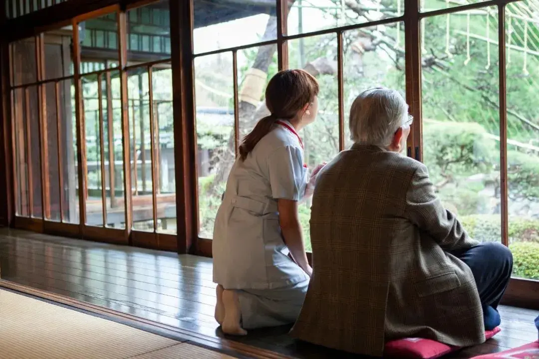 日本一對擁8000萬日圓資產的高齡教師夫婦，砸重金入住頂級養老院安享晚年，未料偶遇五十年前霸淩自己的舊鄰居，觸發嚴重心理創傷，求助無門下僅入住半年便無奈退住。（示意圖來源：小紅書網友）