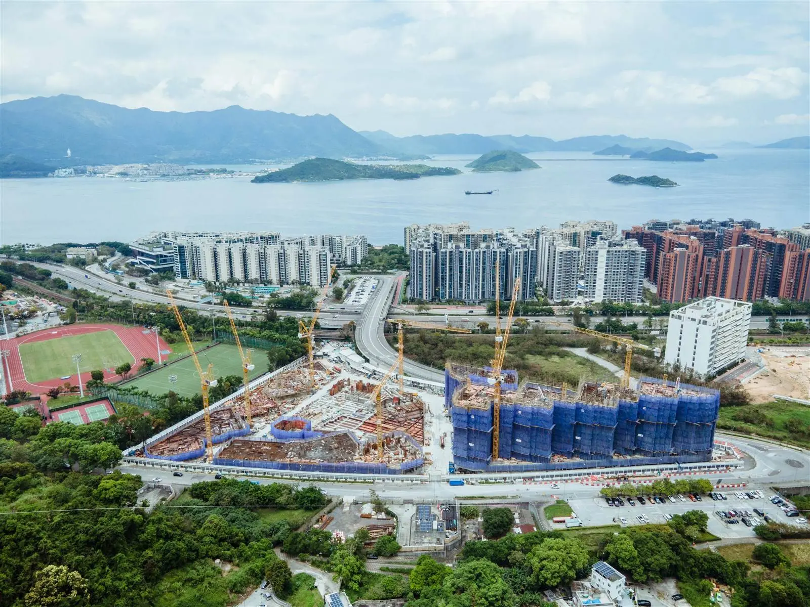 網民戲謔「白石角業主 RIP」，更預言樓價將跌七成，指當年因「臨近鐵路」概念入市的買家形同「被玩」。(圖：網絡翻攝)