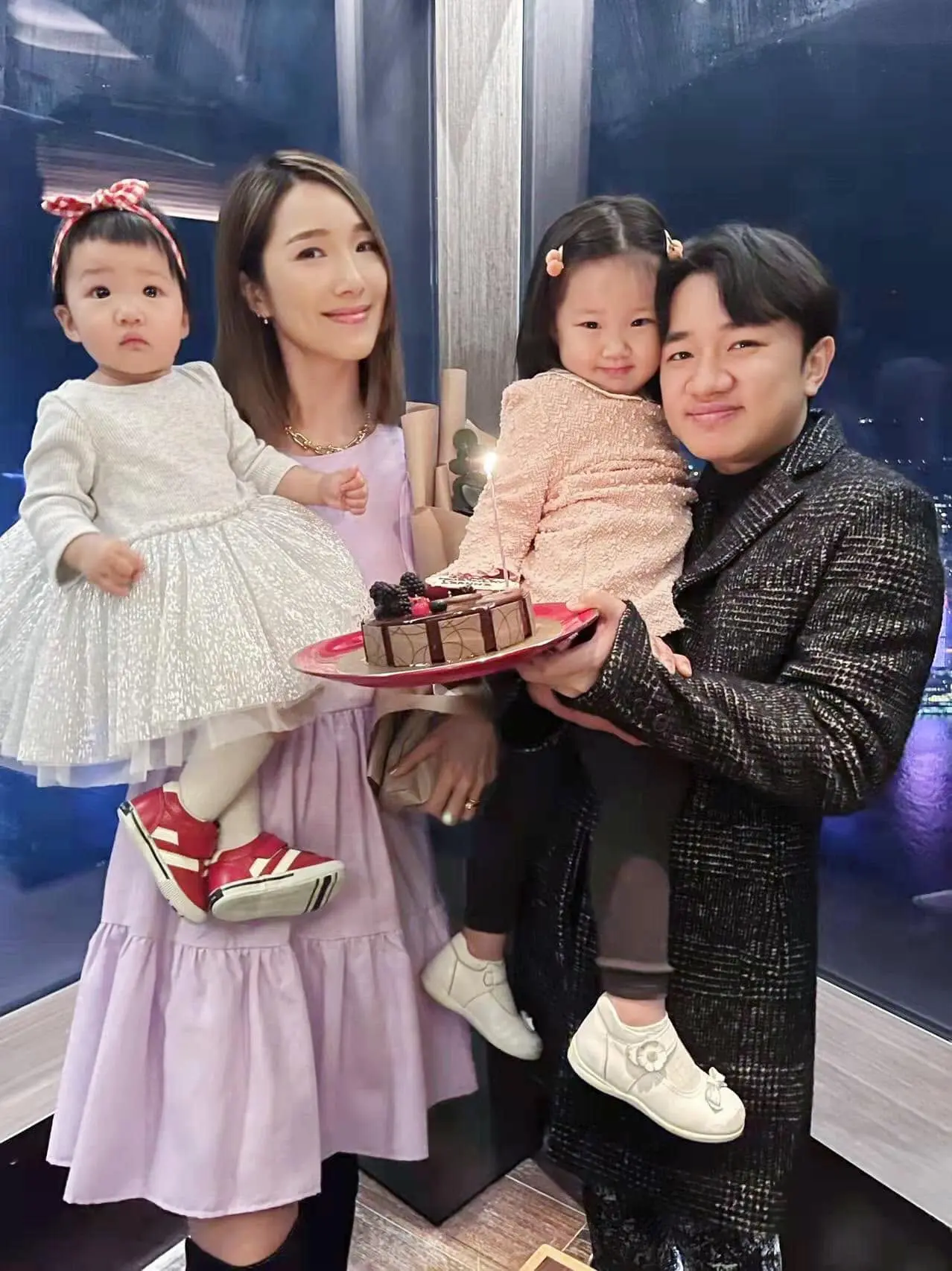 現年46歲的王祖藍與41歲的李亞男於2015年登記結婚，婚後生活美滿，實現「三年抱兩」，先後誕下長女王天韻（Gabby）、次女王海靜（Hayley），一家四口向來是演藝圈公認的模範家庭。(圖：王祖藍@FB)