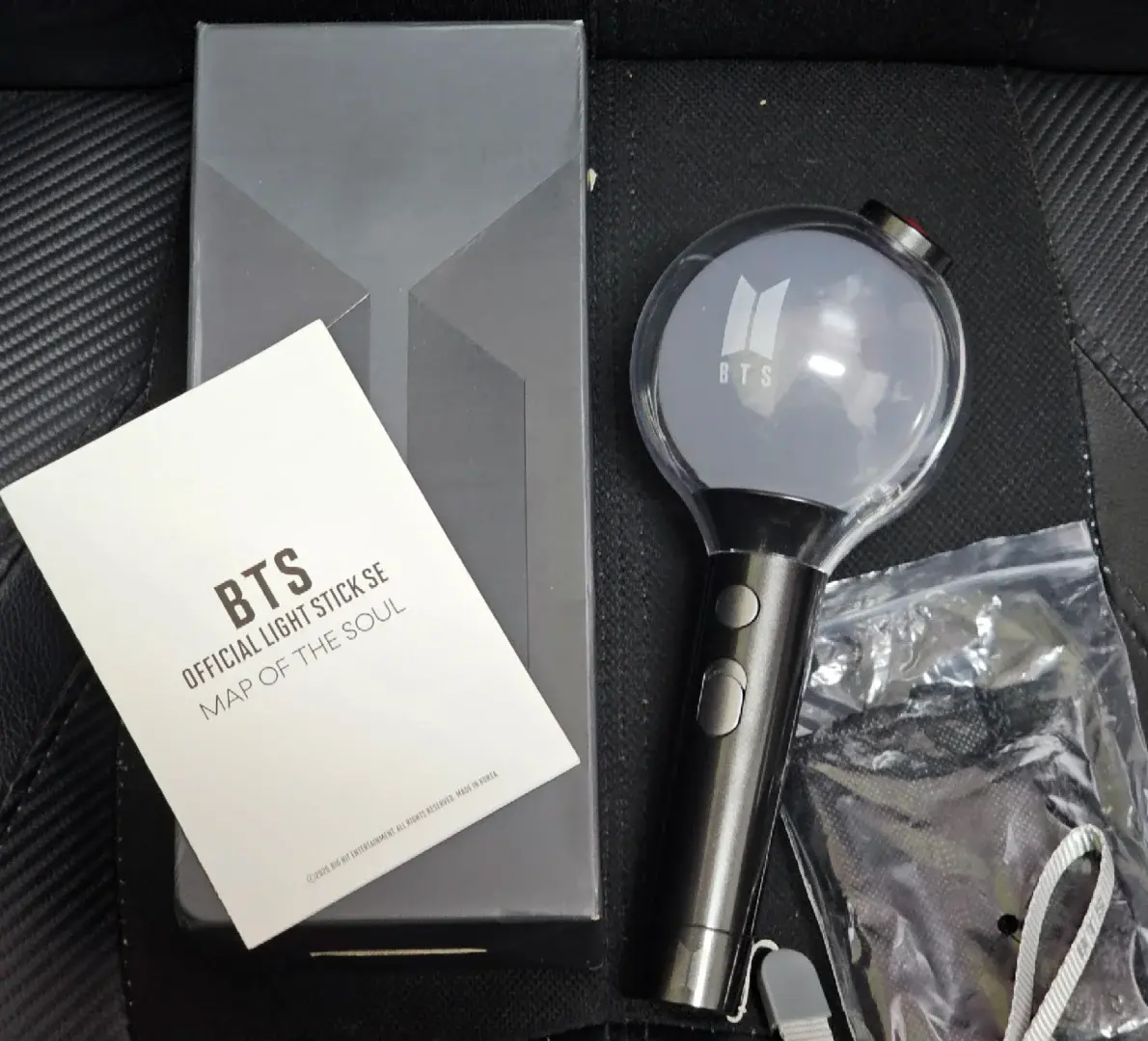 米棒（ARMY BOMB）正是BTS專屬官方應援手燈，是粉絲演唱會現場應援的靈魂道具，每一代正版都極具收藏價值，也是粉絲身份的象徵，平時搶購、補款都是粉絲圈的日常話題。（來源：小紅書網友）