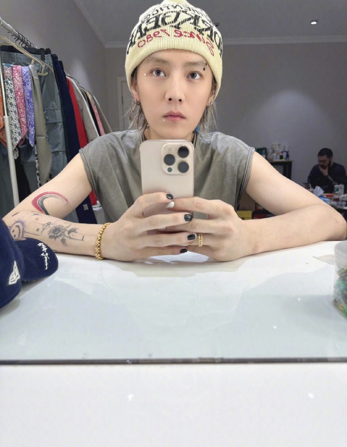 鹿晗的全黑美甲。（來源：weibo@鹿晗工作室）