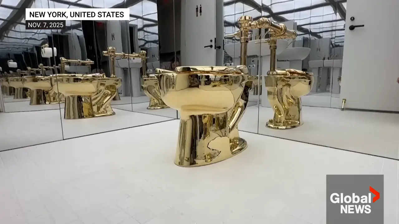 101公斤黃金打造的頂級馬桶「美國」，紐約拍賣預估成交價達 1000 萬美元。（視頻截圖來源： Global News@YouTube）