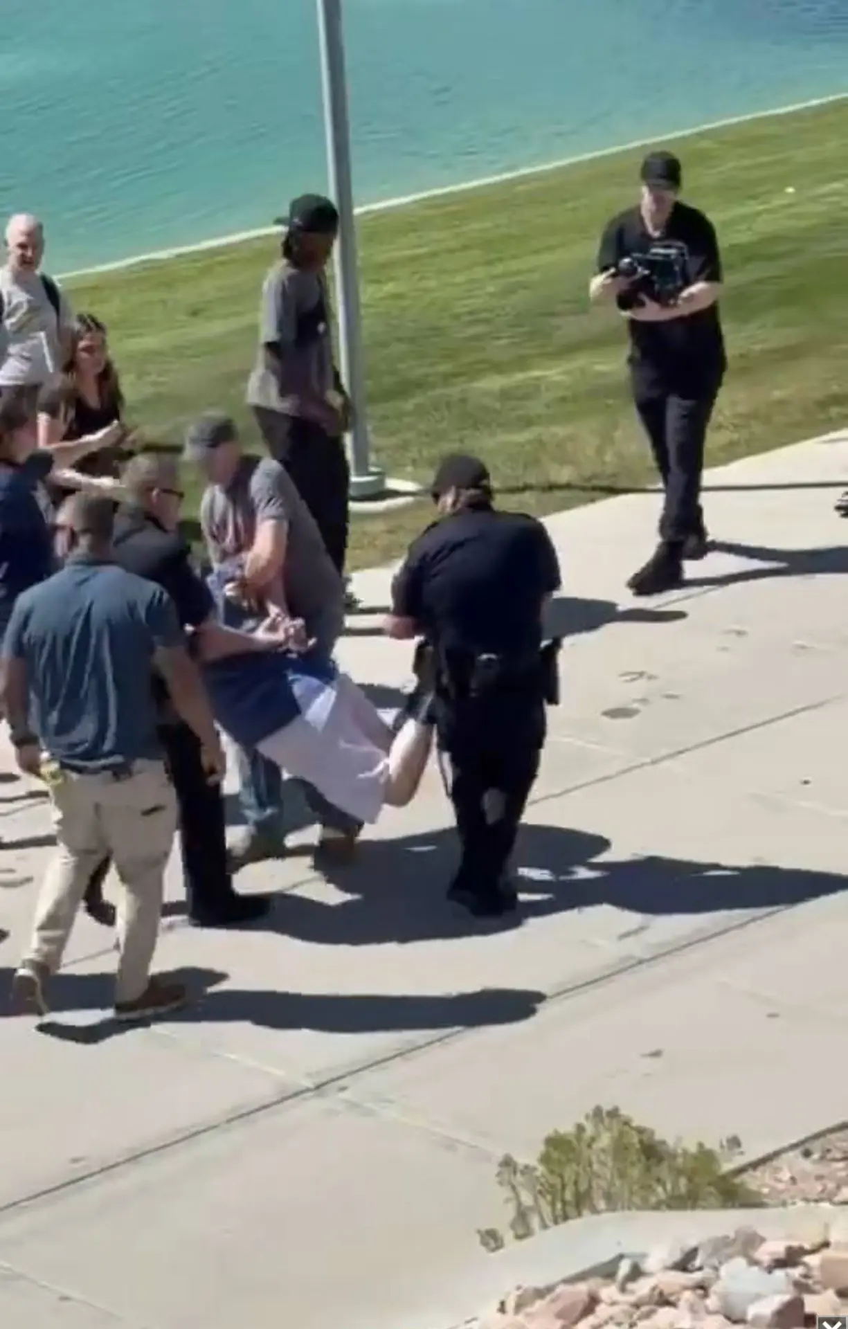 警方一度拘留一人，但其後將其釋放。（X影片截圖）