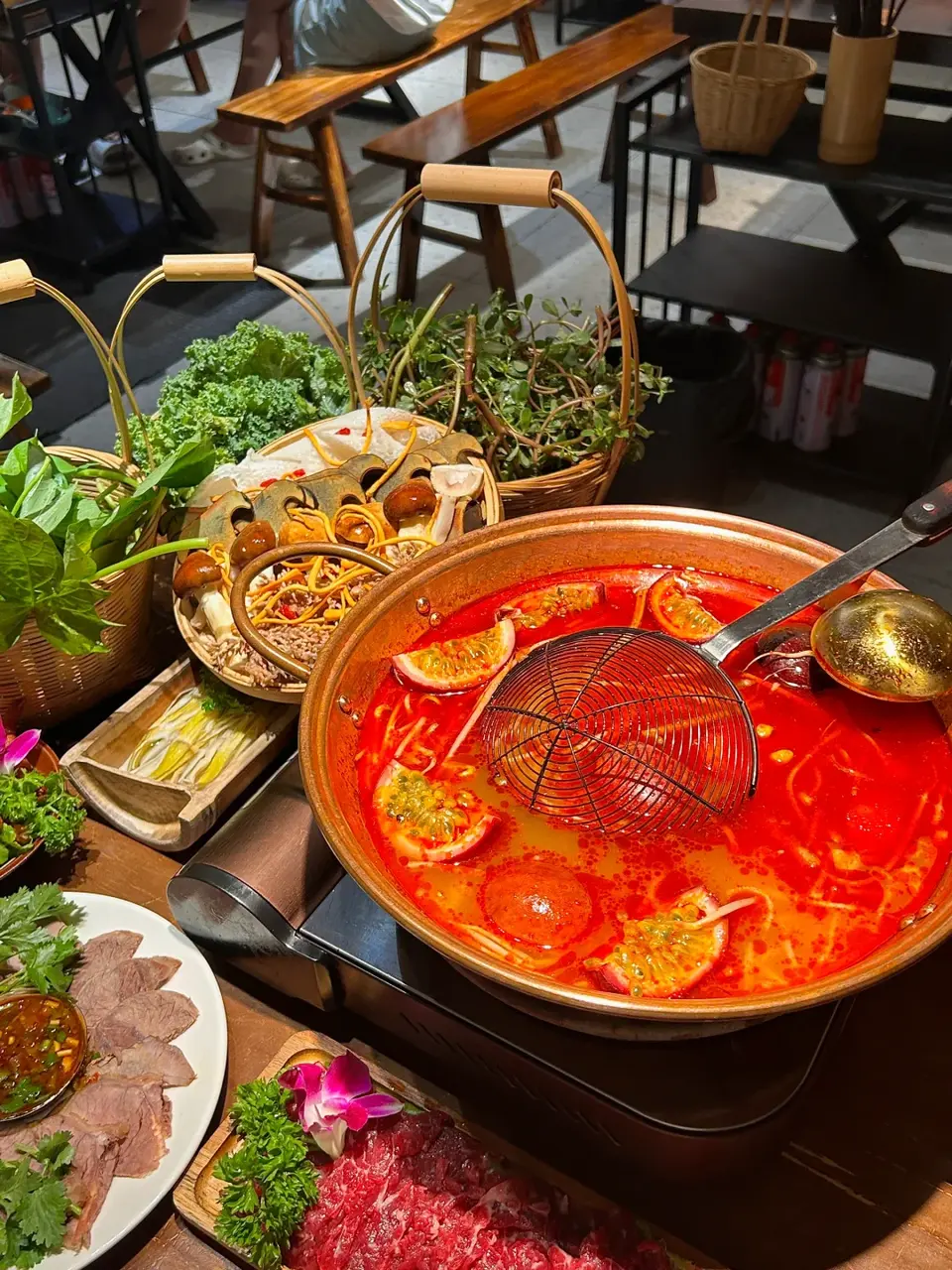 2025年第二屆中國凯里酸湯產業大會上，四川大学等科研團隊帶來的消息讓人眼前一亮：凯里紅酸湯中的某些成分，對幽門螺旋桿菌具有明顯抑制作用！（示意圖來源：小紅書）