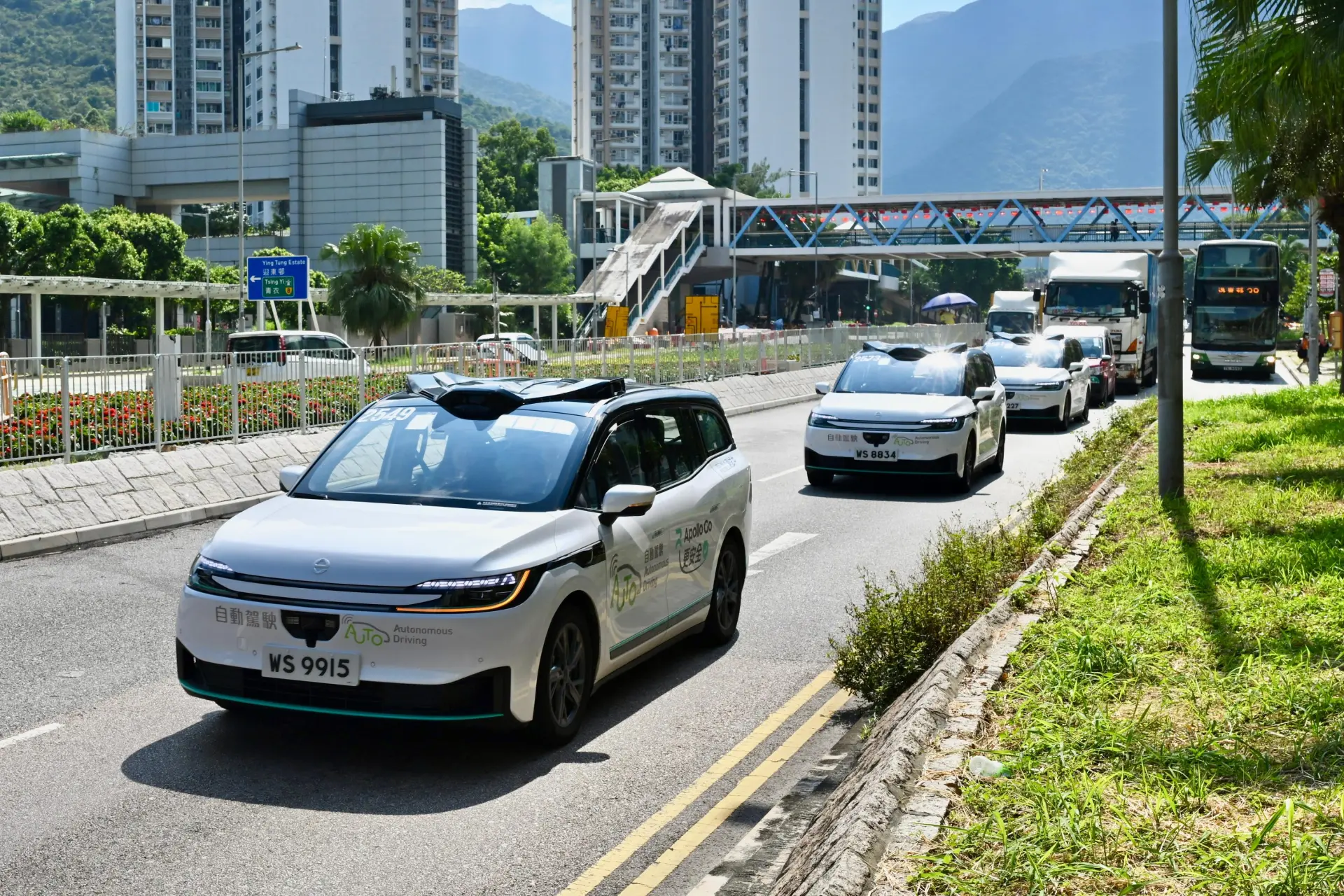 運輸署自動駕駛車輛應用促進工作組成員今日（十月十日）視察北大嶼山東涌的自動車測試項目，並試乘自動私家車，全程穩定暢順。自動車在東涌市中心一帶安全駛過，有序回程。