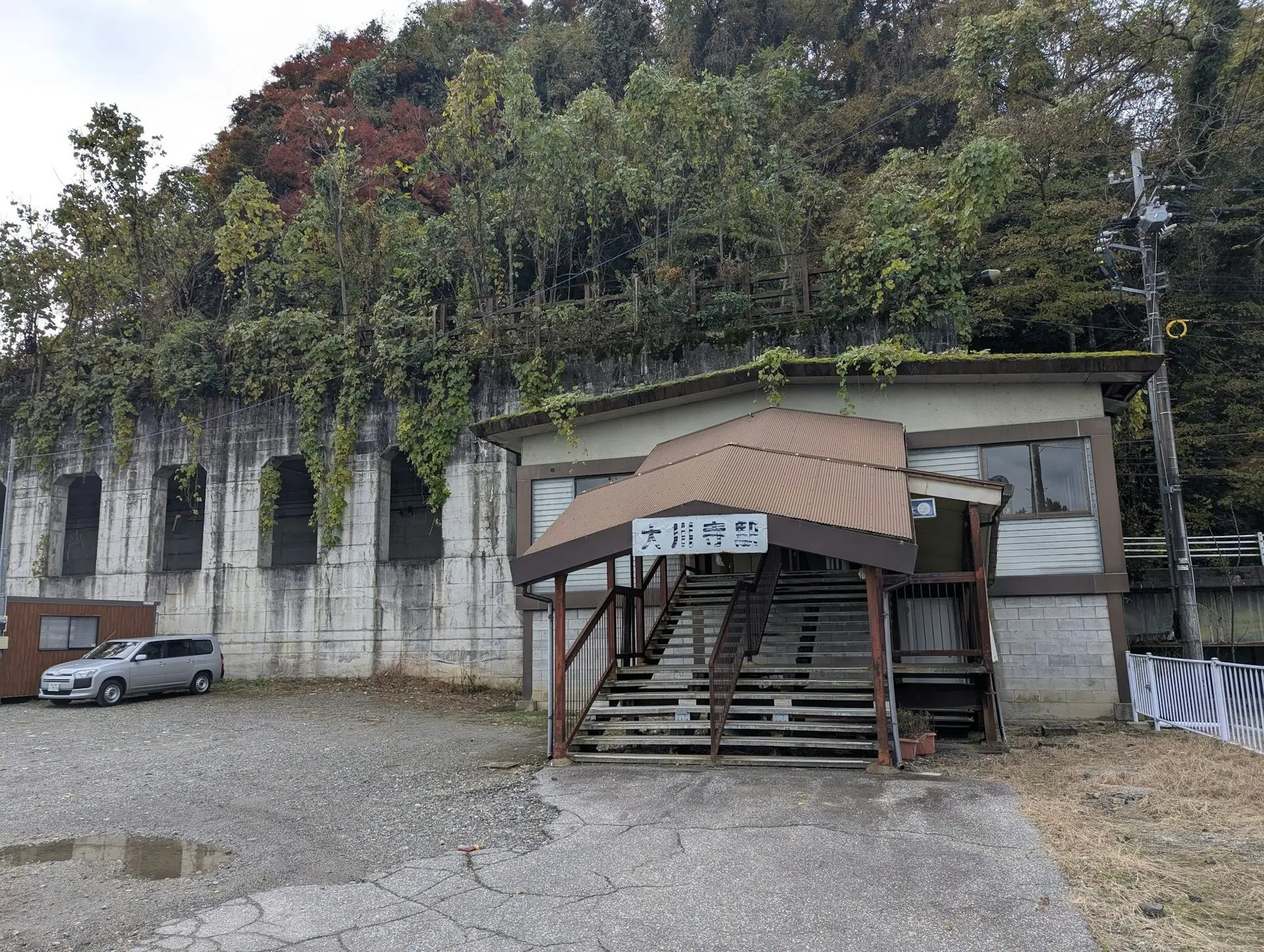 藏在巖壁間的溫柔遺憾！日本「半穴居」車站，見證繁華與落寞。（來源：鹿取茂雄（よごれん）@X）