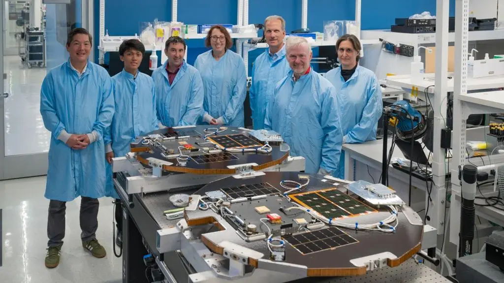 扁平的「DiskSat」碟型衛星，外形與傳統的「立方衛星」大異其趣，可堆疊在酬載艙中，提升單次任務發射數量。（NASA網站）