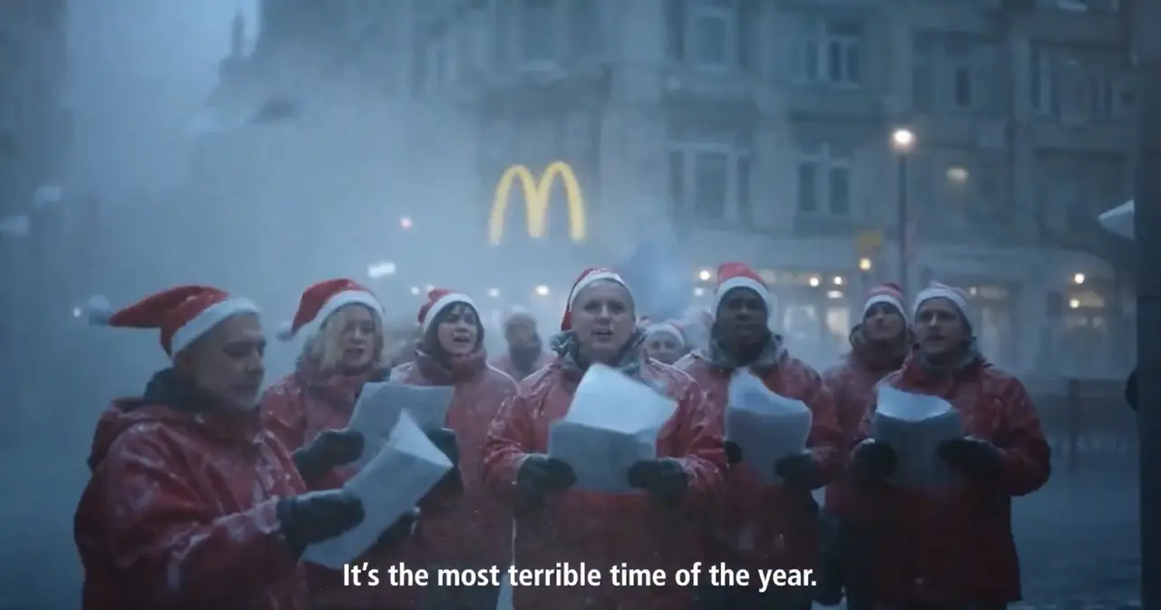 荷蘭麥當勞AI聖誕廣告因表情詭異、剪輯混亂，上架3天遭轟下架。（來源：ealTedMcKenzie@X）