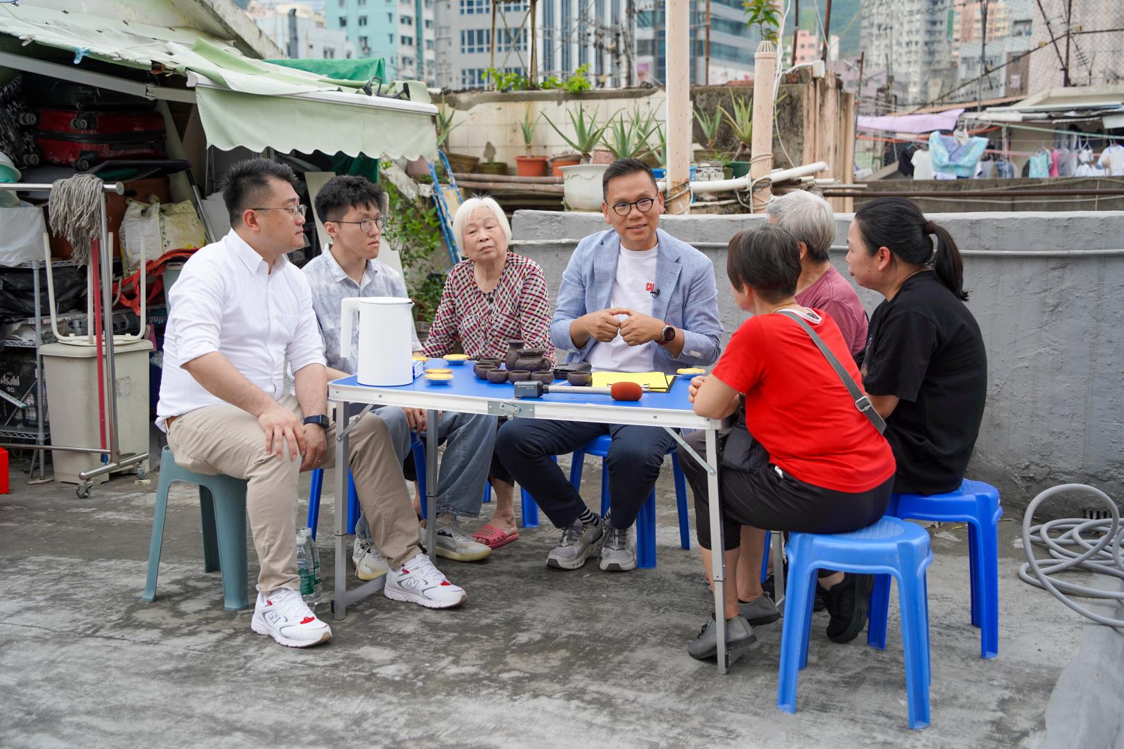 陳恒鑌立法會議員及伍俊瑜區議員於荃灣舊樓天台，與多位舊區居民接觸交流意見