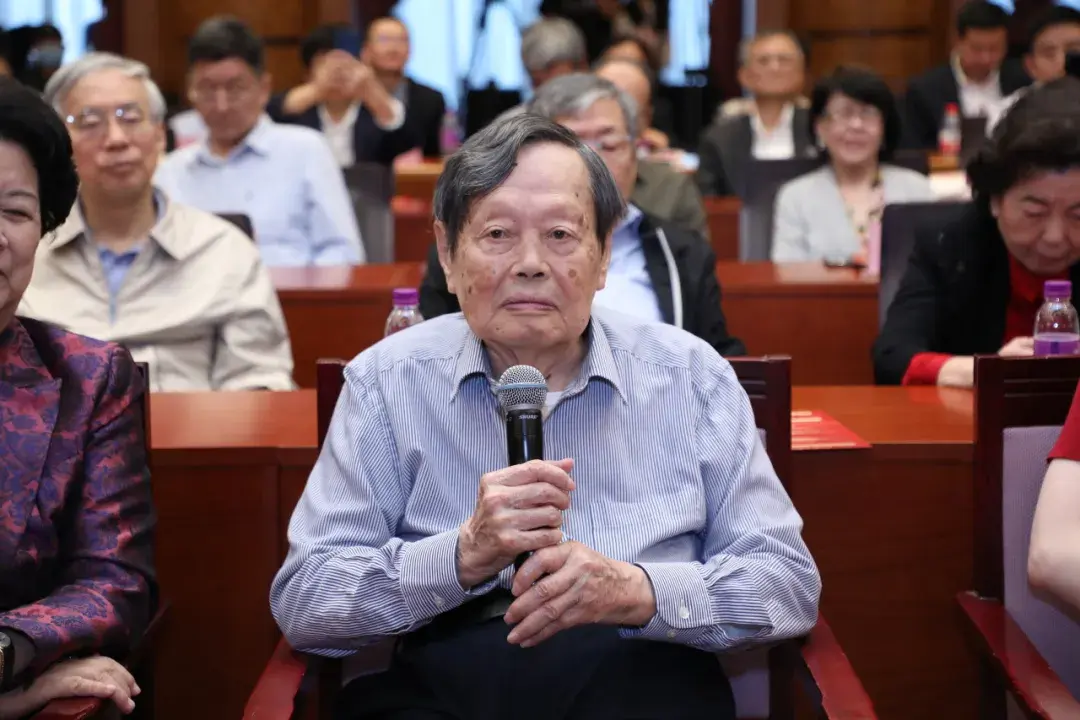 2021年楊振寧在清華大學舉行的「楊振寧先生學術思想研討會」上講話
