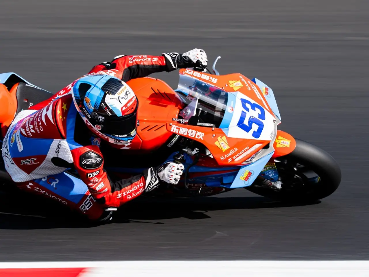 在剛剛結束的2026世界超級摩托車錦標賽（WSBK）捷克站WorldSSP組別第二回合正賽中，中國摩托車製造商「張雪機車」的法國車手瓦倫丁·德比斯繼前一日首回合取勝後再次奪冠。新華社