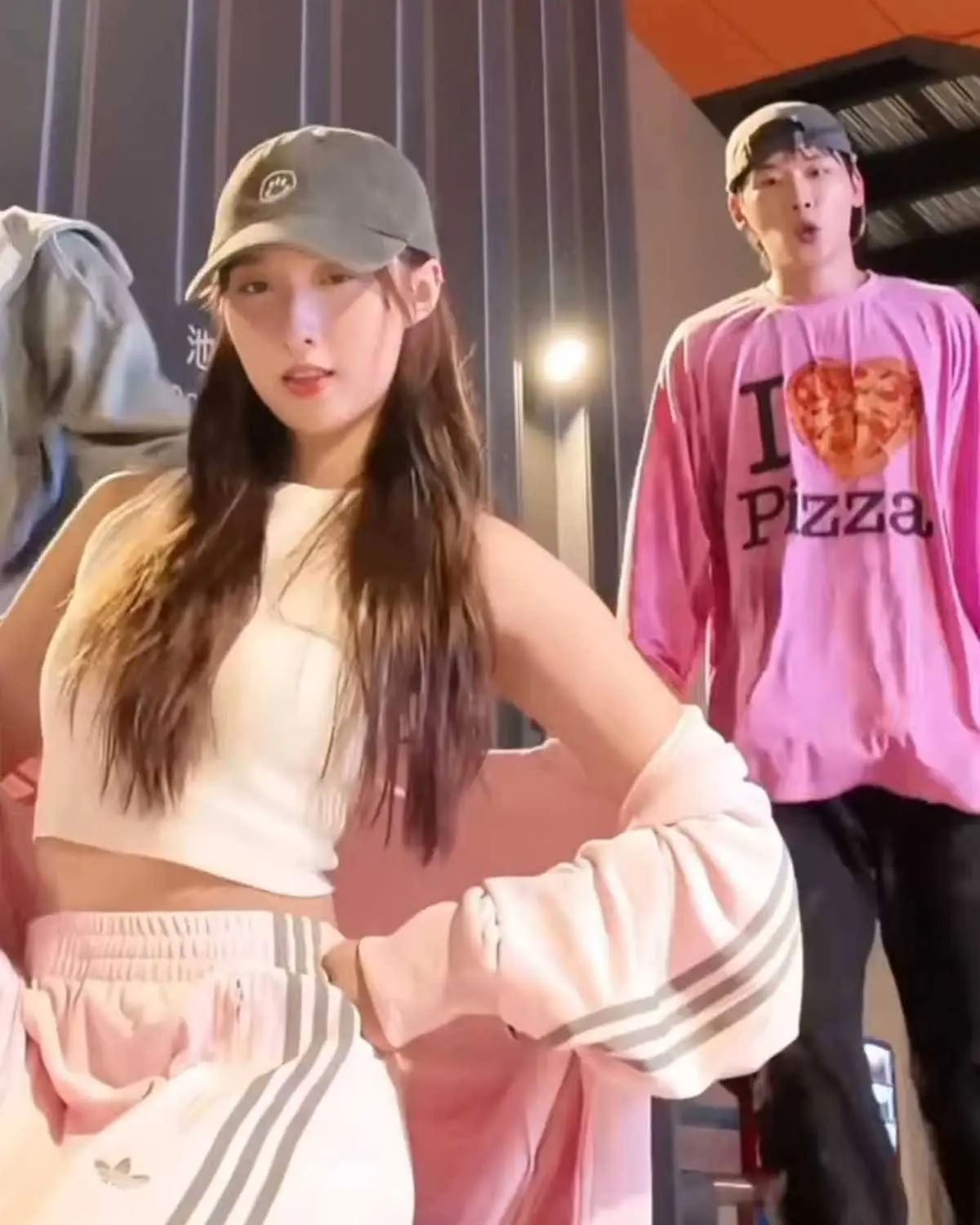 片段流出後，引發網民熱烈討論，焦點集中在二人13歲的年齡差距，以及是否違反TVB近期盛傳的「禁愛令」。有網友留言指「終於實錘了，等了3年」「同月同日生真係好有緣分」，亦有人質疑「19歲同32歲會唔會差太遠」。(圖片：yumichung1221@IG)