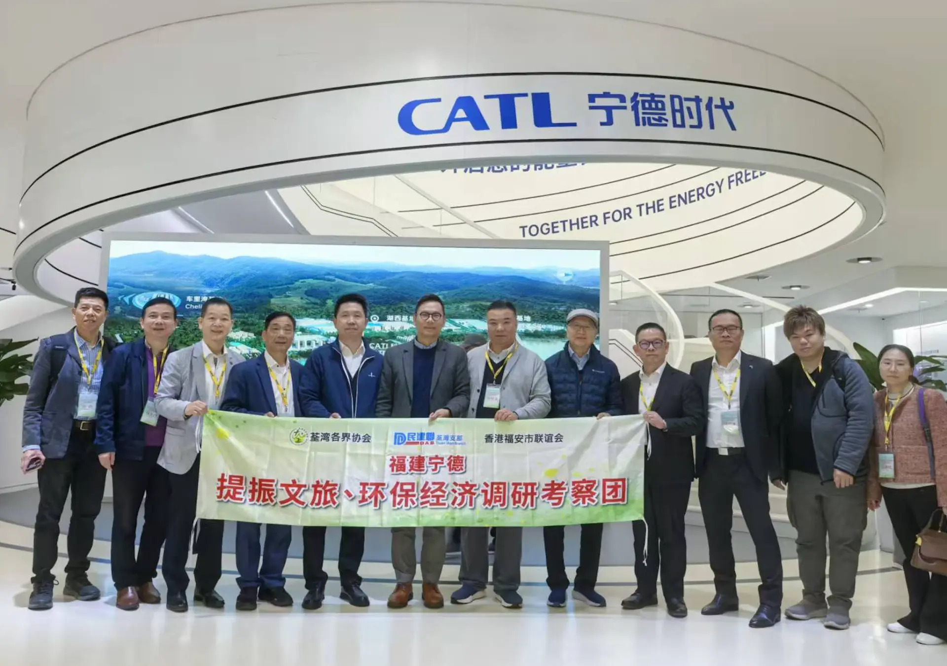 在參觀寧德時代新能源科技股份有限公司時，那種視覺與心靈的衝擊力是巨大的。  看著全球動力電池霸主的生產線高速運轉，我不禁感嘆：一個曾經的貧困地區，是如何做到「換道超車」的？  這讓我想起習近平主席在寧德工作期間提出的「弱鳥先飛」理念。(圖：陳杰)