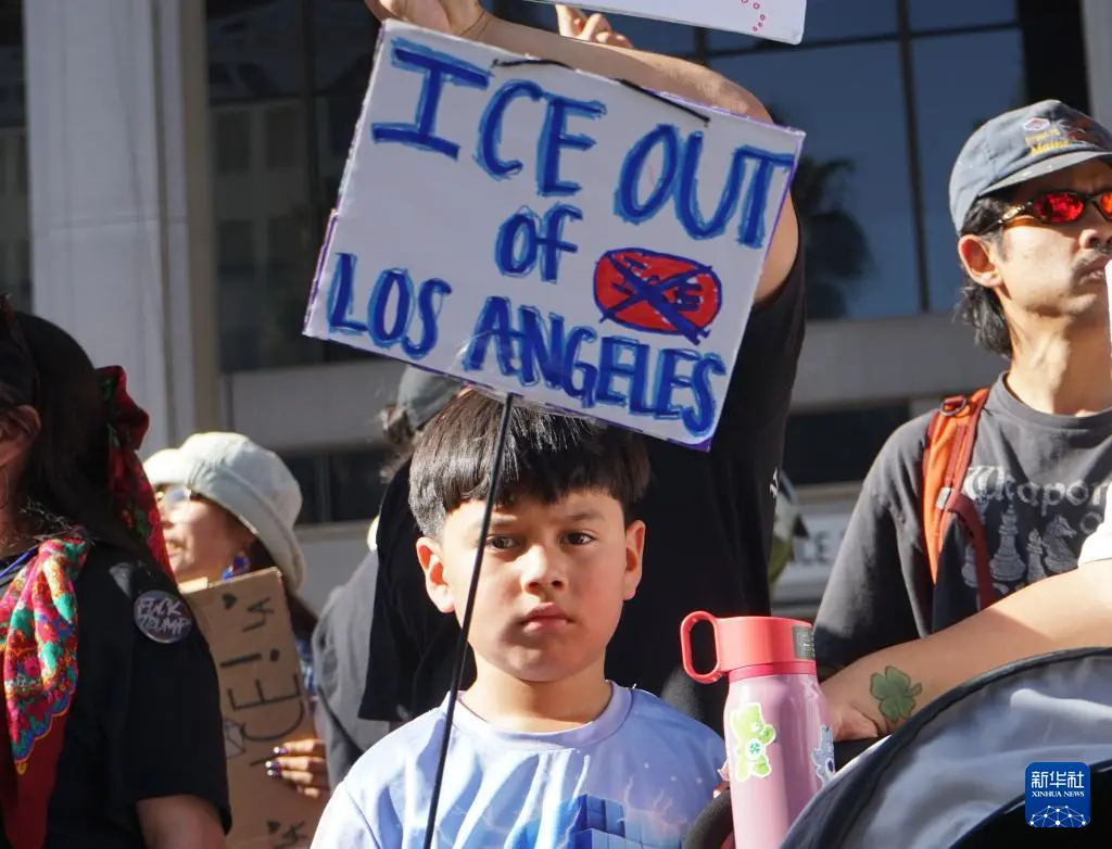 1月30日，人們在美國加利福尼亞州洛杉磯市政廳前參加抗議示威。新華社
