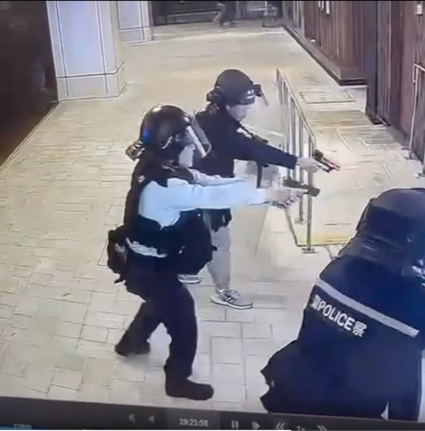 鄧炳強進一步解釋，警方在訓練中常面對類似模擬場景，當刀具即將刺向受害者時，需瞬間判斷是否開槍、射擊位置等關鍵問題，而此次警員為拯救生命，根據訓練向威脅者身體最大面積部位開槍，有效制止了危害人命的行為。 (圖：視頻截圖)