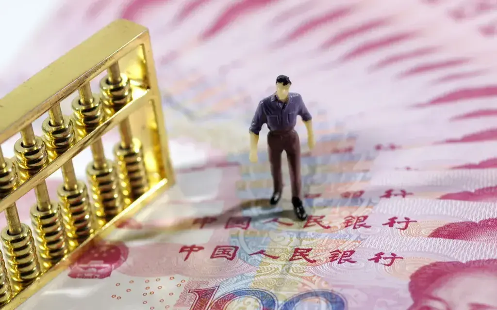 從地域與行業分佈來看，富豪格局呈現明顯的集中特徵，省級首富方面，浙江鐘睒睒、廣東馬化騰、上海黃崢依舊領跑，體現出沿海經濟發達地區的造富優勢；富豪聚集城市則以上海 92 人、北京 91 人、深圳 85 人居於前三，三大城市成為中國財富創造的核心陣地。 (圖：網絡截圖)