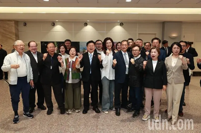國民黨主席鄭麗文（前右五）今天返台，國民黨立法院黨團總召傅崐萁（前左五）率團到場接機。(聯合新聞網)