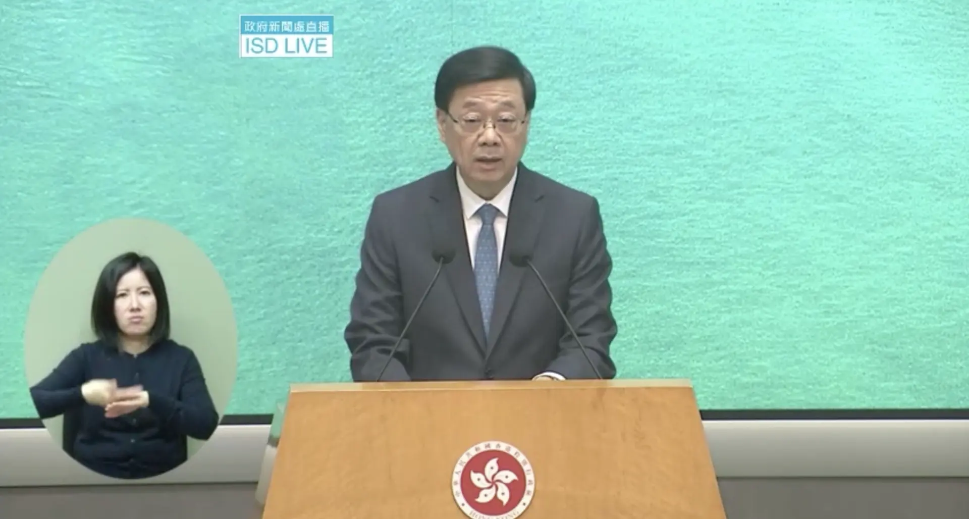 行政長官李家超今早（28 日）出席行政會議前見記者，表示會發信給所有公務員，提醒他們要「以身作則」，履行公民責任在 12 月 7 日投票。（政府新聞處）