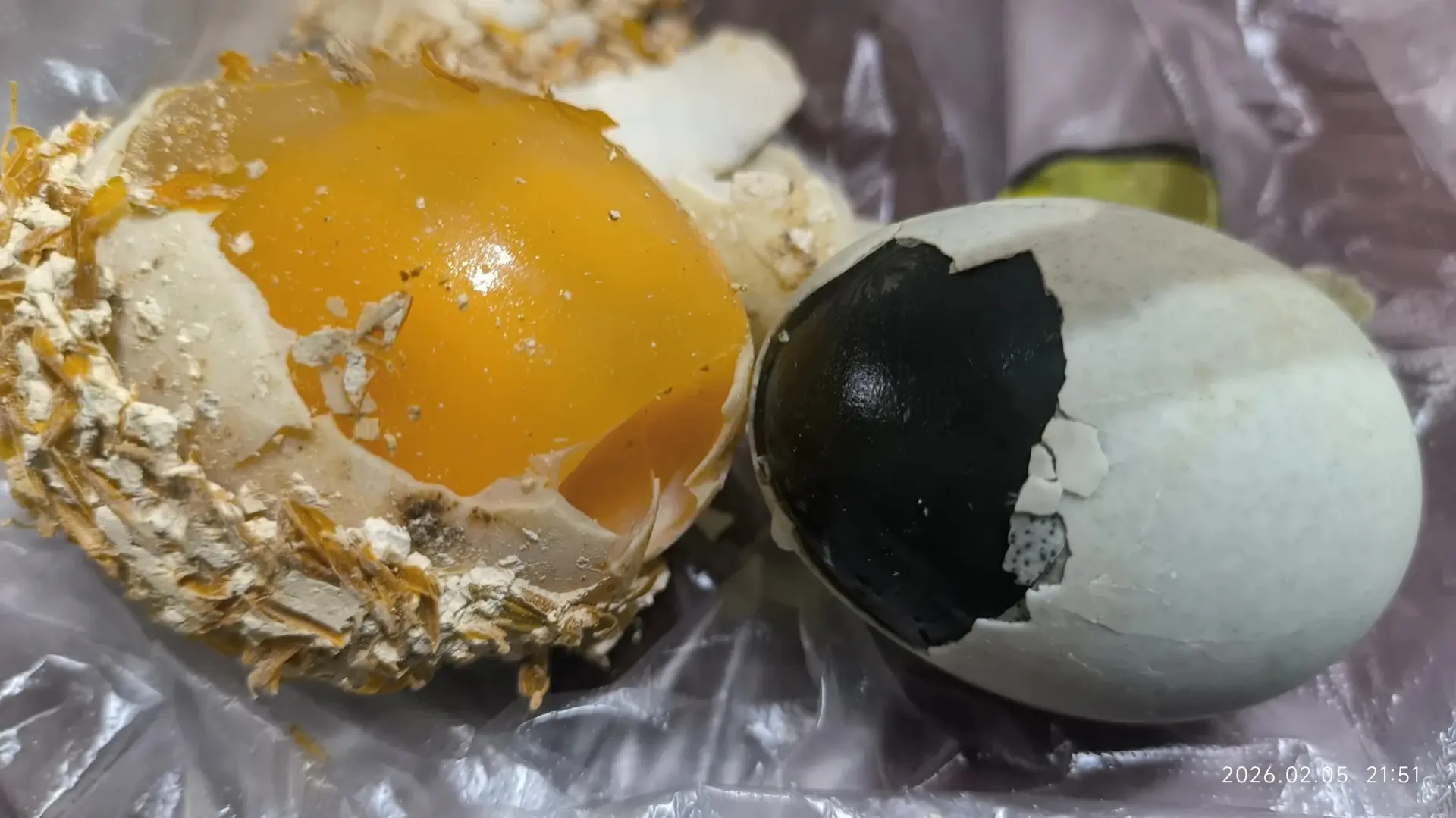 市面上的松花蛋有黃色與黑色兩種，兩者究竟有什麼差異？（示意圖來源：小紅書網友）