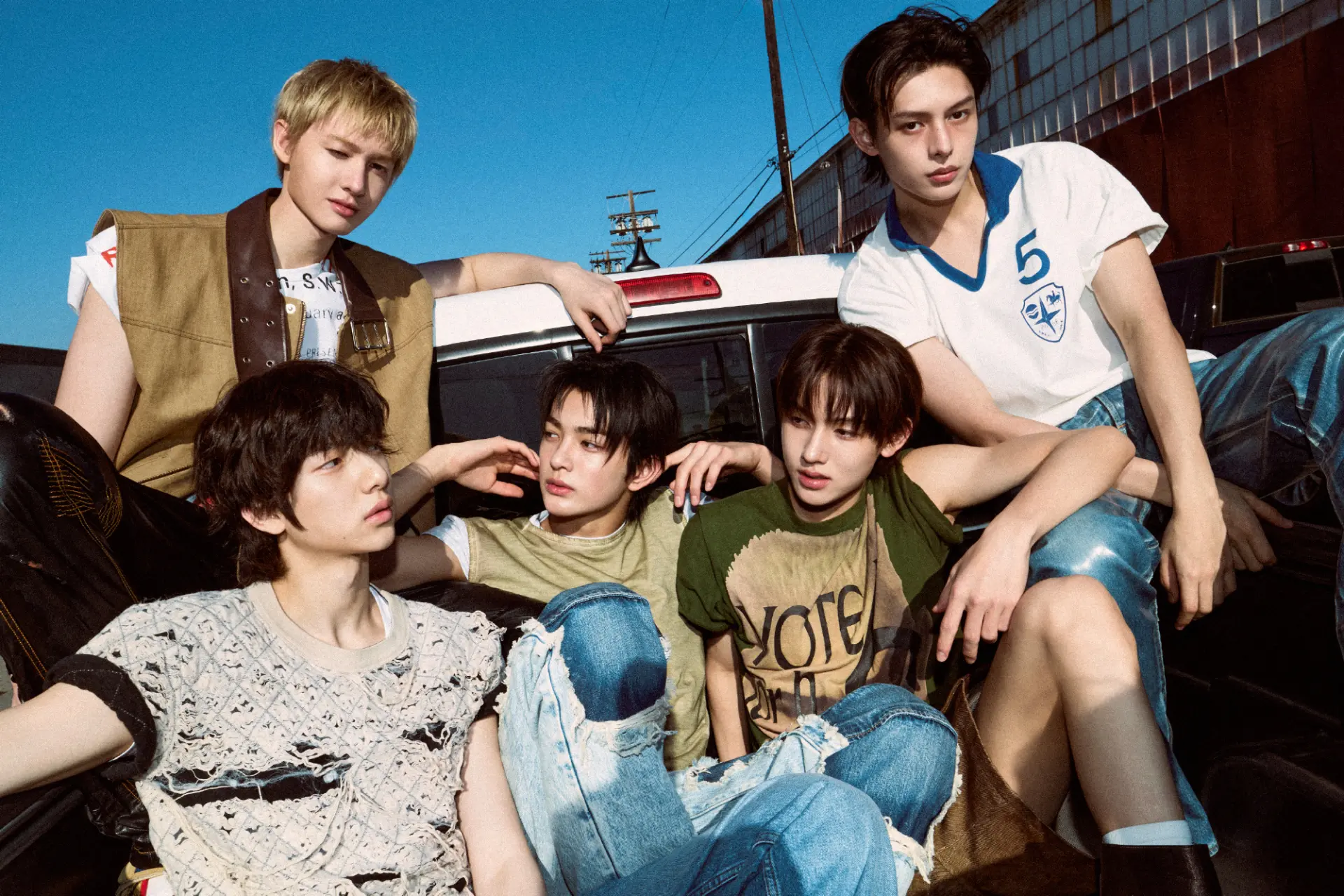 CORTIS 的團名取自「COLOR OUTSIDE THE LINES」的縮寫，寓意「突破框架、自由思考」，這一理念從團體誕生之初便深刻體現。(圖片：CORTIS_BIGHIT@微博)