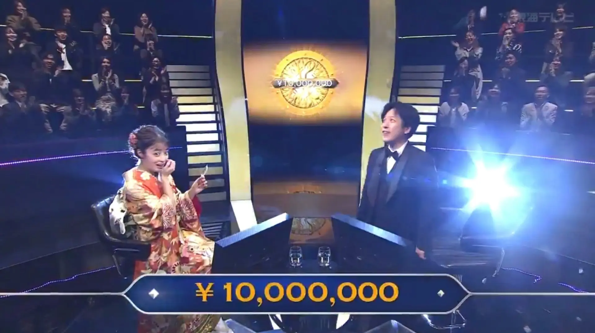 橋本環奈自己也驚訝地瞪大雙眼、張口驚呼，一時間甚至搞不清楚支票上後面有幾個零，這段真實又可愛的反應被鏡頭完整記錄，讓主持人二宮和也忍不住笑稱「我還以為眼珠子要掉下來了」，並大讚她的判斷力「簡直逆天」。