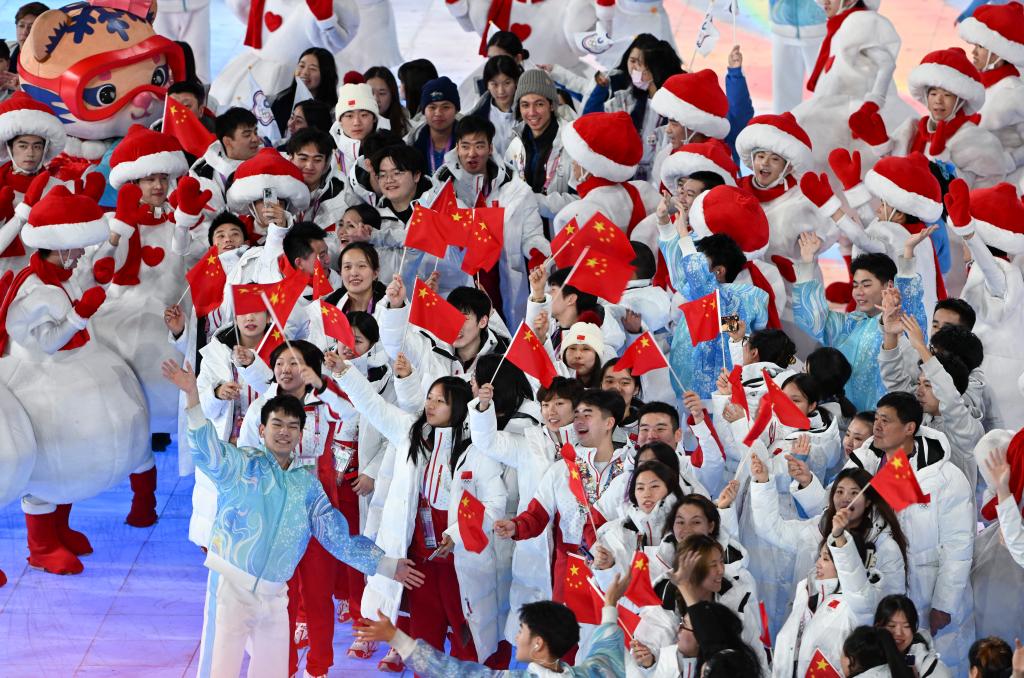 這是2月14日拍攝的各體育代表團入場環節。當日，第九屆亞洲冬季運動會閉幕式在哈爾濱舉行。(新華社)