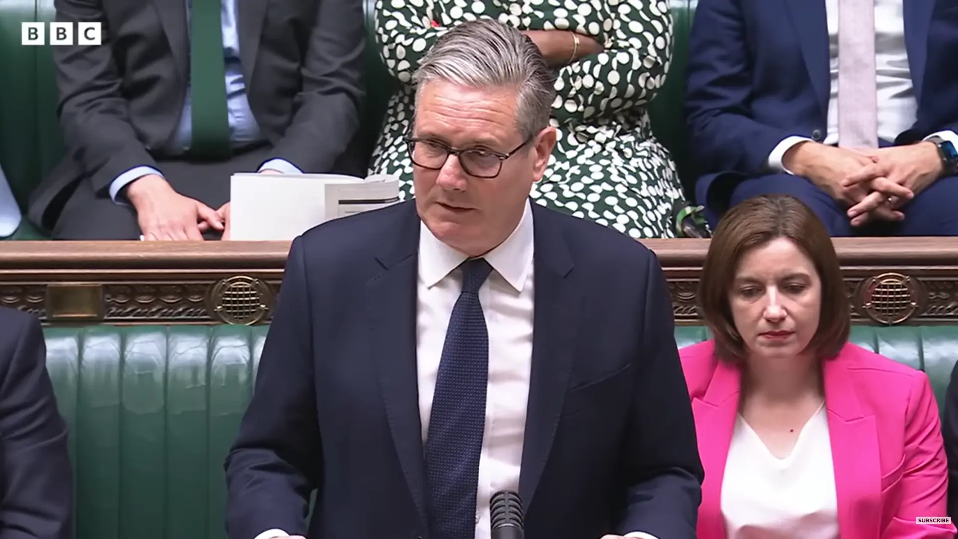 英國首相施凱爾（Keir Starmer）正式為1949至1976年的強制收養黑歷史致歉，該制度迫使18萬5000名未婚媽媽與親生子女分離，造成數十萬人終身創傷，政府同時推出專屬補助計畫撫慰受害者。（來源： BBC News@YouTube）