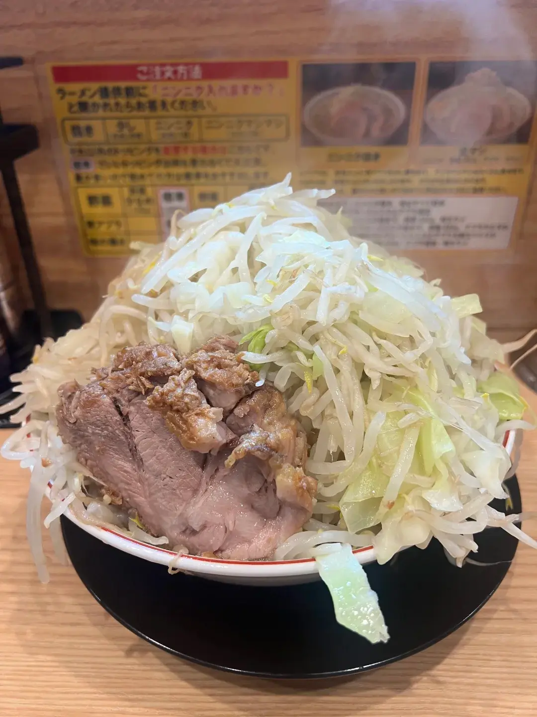 日本二郎系拉麵招牌配料豆芽菜爆發供貨危機，主力供應商サイキ食品（Saiki食品株式會社）停業。全國豆芽生產商二十多年間銳減三分之二，燃料成本壓力大，未來恐迎來漲價潮，衝擊餐飲業。（示意圖來源：小紅書網友）