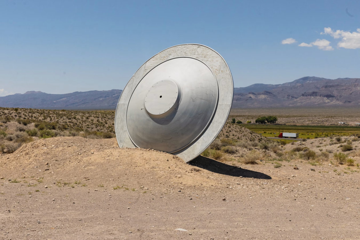 內華達州沙漠51區附近的UFO模型。(環球網)