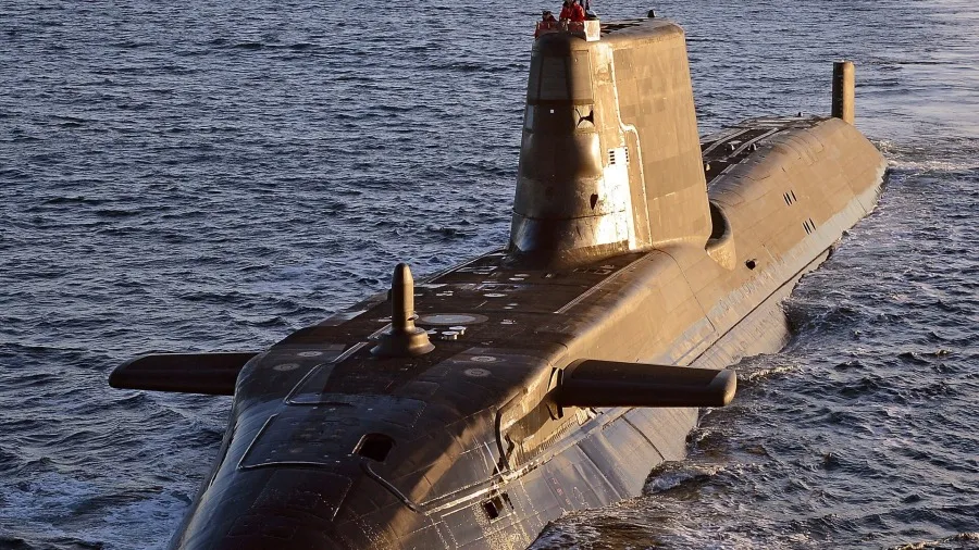 英軍核潛艇現身阿拉伯海 美以對伊軍事行動升級的封面圖片
