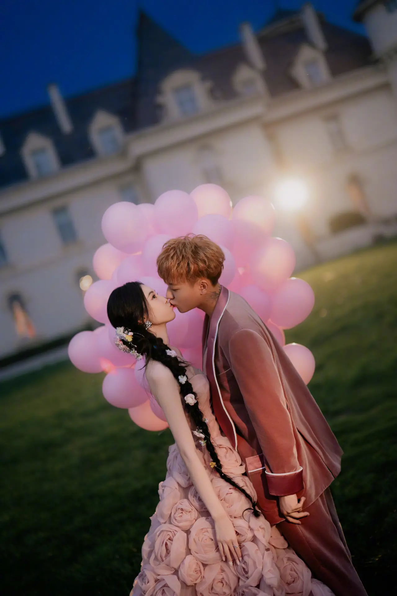 內地男星黃子韜與旗下女星徐藝洋在社交平台同步晒出婚紗照，並甜蜜標記對方，為即將到來的婚禮預熱。(片：ACE-YOUNGKINGYOUNGBOSS@微博)