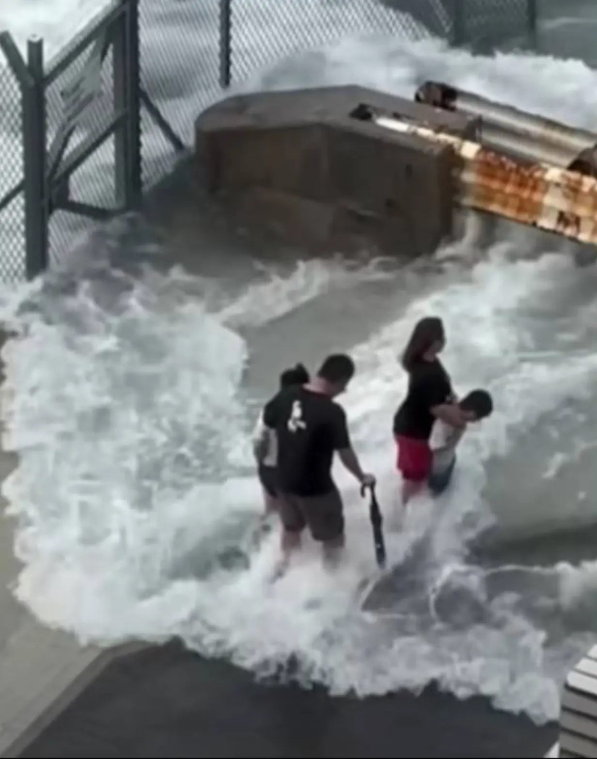 警方拘捕1男1女，涉嫌在超強颱風「樺加沙」襲港期間，帶同兩名4歲及6歲幼童到海邊觀浪，涉嫌疏忽照顧兒童。視頻截圖