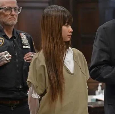 Pei Chung進行心理評估後，今日是她第二次出庭，這回她不再身穿貴氣名牌，只能披著橄欖綠色的囚服、頂著脂粉未施的素顏出庭。(X截圖)