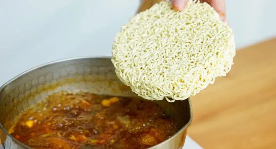 開水中水分運動太快，會抵消毛細現象的吸力，水分很難滲入泡麵的小孔，煮很久都不軟，等軟了又會過勁。（示意圖來源：images）