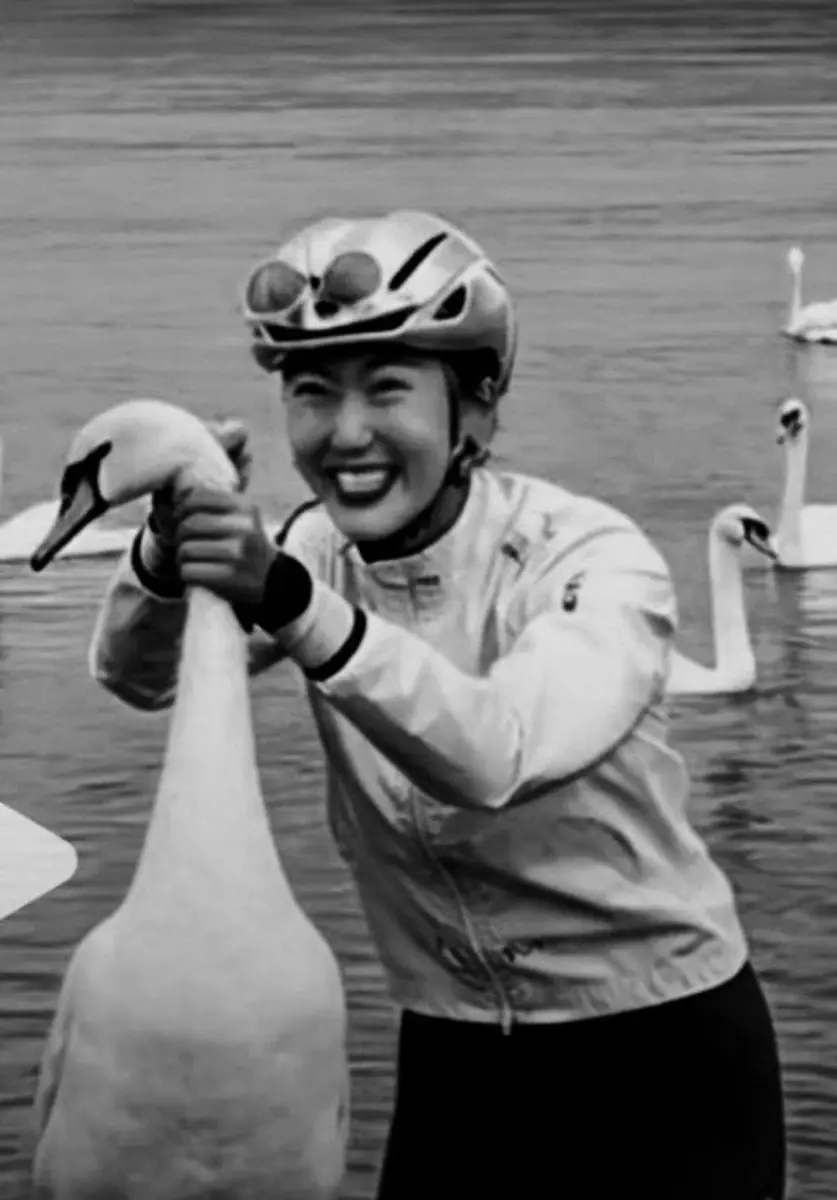 兩名中國女性遊客於日本富士山山中湖掐頸拎起野生天鵝擺拍，影片照片瘋傳惹眾怒。當事人火速刪文、關閉帳號，隨後改口稱畫面為AI合成，此行為涉嫌違反日本鳥獸保護法。（來源：ryujin_ari9@X）