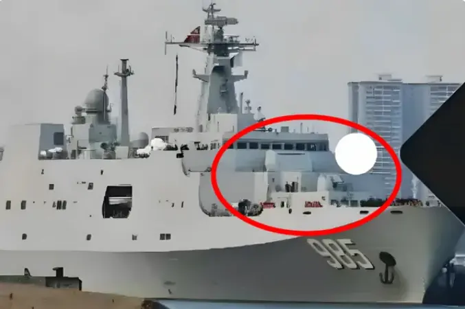 中國海軍第二艘搭載艦載雷射武器的 071 型船塢登陸艦「祁連山」號近期完成改裝，前甲板新設的雷射武器外罩格外引人注目。   圖:翻攝自包明說