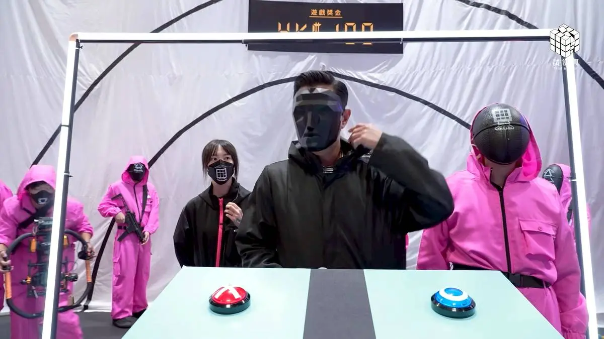 節目尾聲，戴面具的「Big Boss」登場，憑藉身形與聲線被確認為古天樂，他負責抽獎環節，要求中獎的 Tyson Yoshi 除衫未獲應允。​(圖：視頻翻攝)