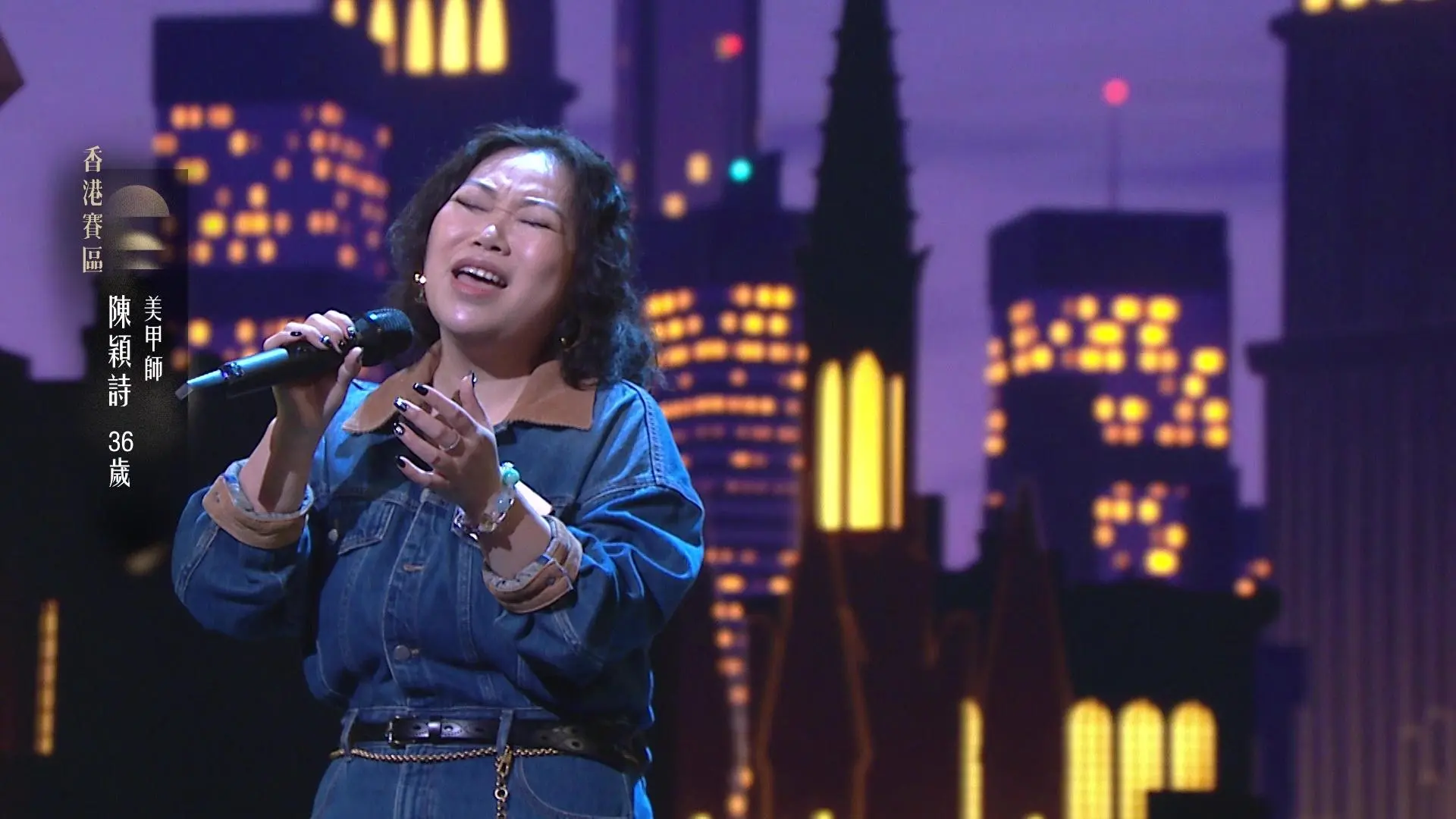 除了何晶晶的勵志故事，36 歲參賽者陳穎詩的登場也製造了滿滿笑點與話題。她演唱經典難度歌曲《I Will always love you》，充沛嗓音與穩健發揮讓張佳添聽得舉手鼓掌。(圖：《中年好聲音 4》)