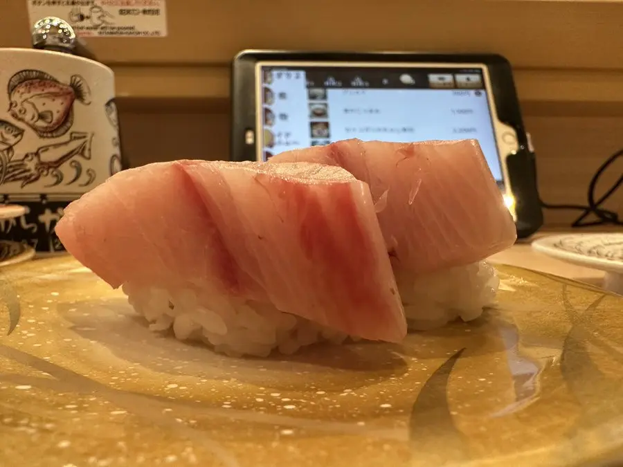 日本網友在社交媒體平台上分享福井縣迴轉壽司店「生魚片厚度翻倍於米飯」的照片，吸700萬人關注。（來源：azuki1028_pile@X）