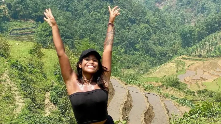 印尼林賈尼火山奪命！巴西女孩墜崖呼救後失蹤，救援為何止步 300 米？的封面圖片