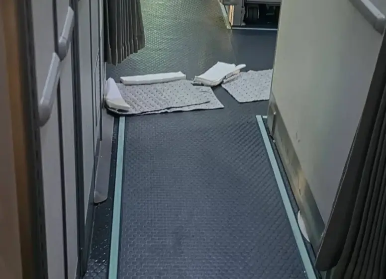 土耳其航空一架丹佛飛伊斯坦堡航班，滑行階段廁所真空系統故障，糞水惡臭遍佈機艙被迫停飛取消。業界成熟的機上排污設計意外失靈，事後土航以不可抗力為由，拒絕幫旅客改機，僅口頭承諾補償引發眾怒。（來源：thethaiger）