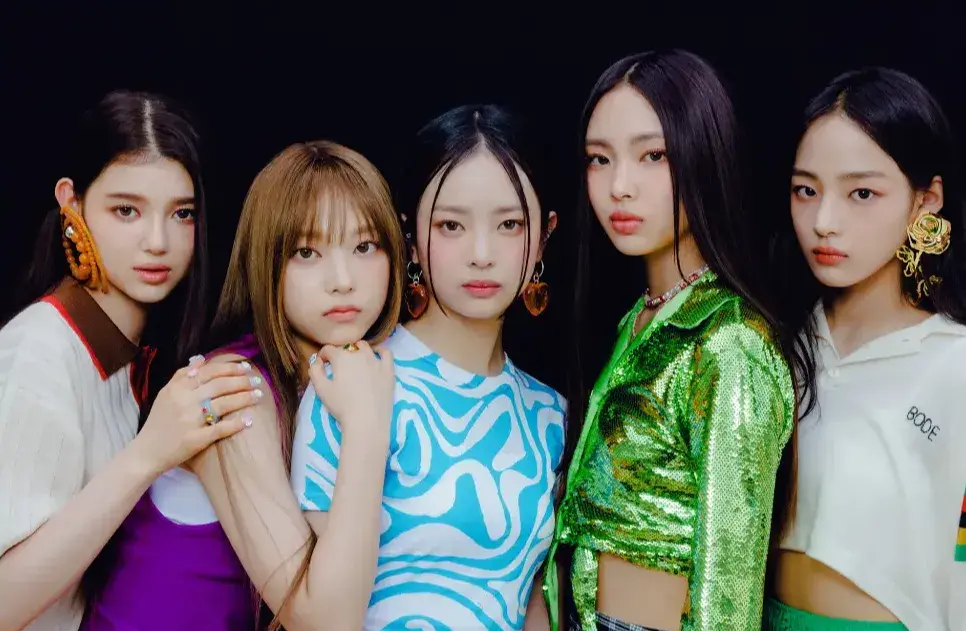 宣判後,NewJeans 成員透過律師發表聲明,雖尊重判決但強調與 ADOR 信任完全破裂,無法回歸並將立即上訴。ADOR 則表示已備妥正規專輯,盼成員冷靜思考,儘快回歸粉絲身邊。。(圖片:NewJeans_ADOR@X)